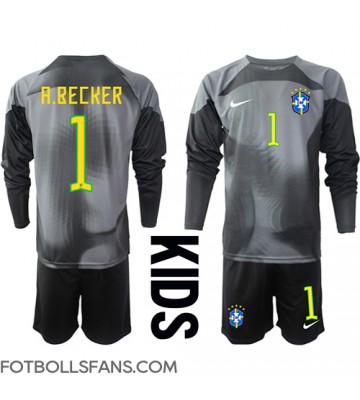 Brasilien Alisson Becker #1 Målvakt Replika Hemmatröja Barn VM 2022 Långärmad (+ Korta byxor)